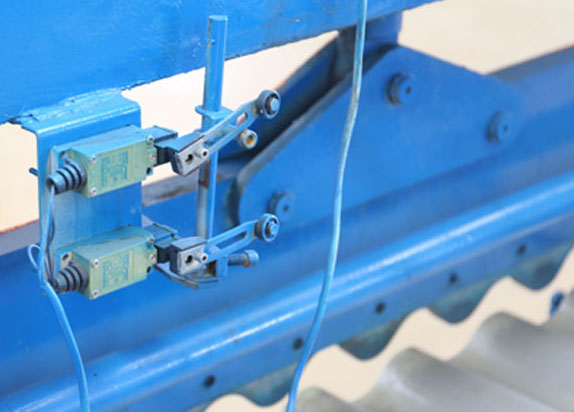 Iron Sheet Roll Forming Line Corrugated Metal Roofing Tile Making Machine 